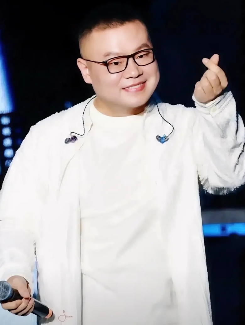 一觉醒来，开过演唱会的歌手们都沉默了，怎么也没想到有竞争的不止同行，就连说相声的