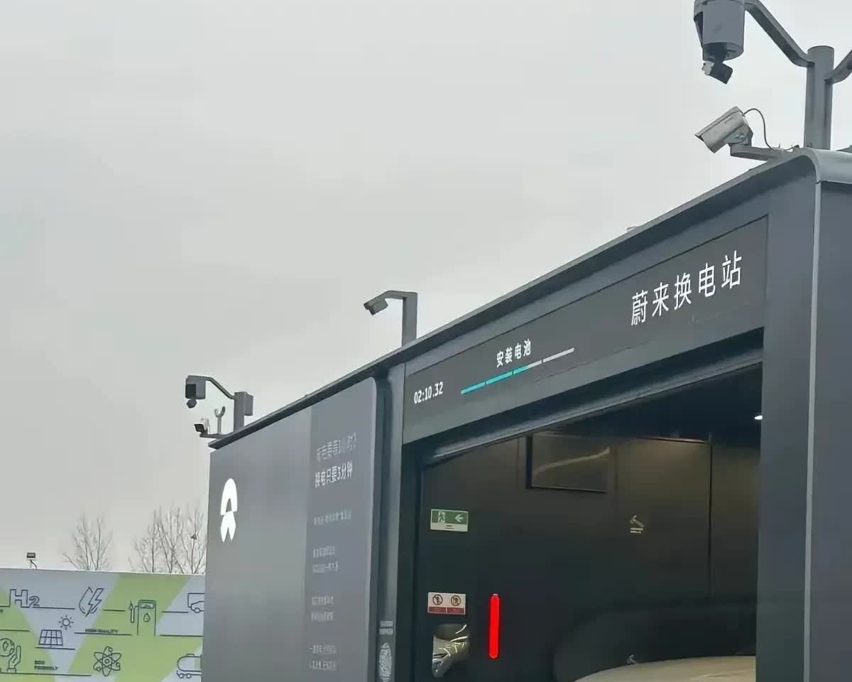 蔚来换电站和比亚迪闪充站的成本与优劣对比

先简单说一下各自的原理吧，蔚来换