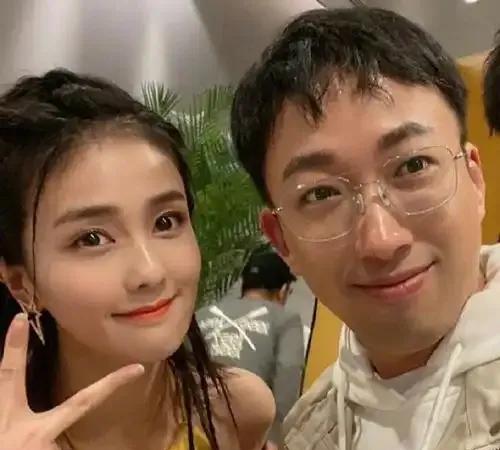 于正的嘴真的很像香港的王晶，像个大漏勺。他用嘴捧白鹿，蹭流量，说她第一眼看上去就
