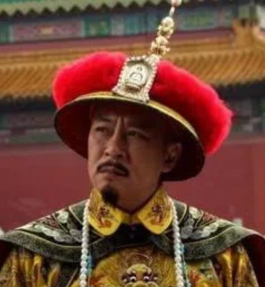 1800年的一天晚上，乾隆刚从东宫出来，又想去找西宫的妃子，哪想到一条腿刚爬上宫