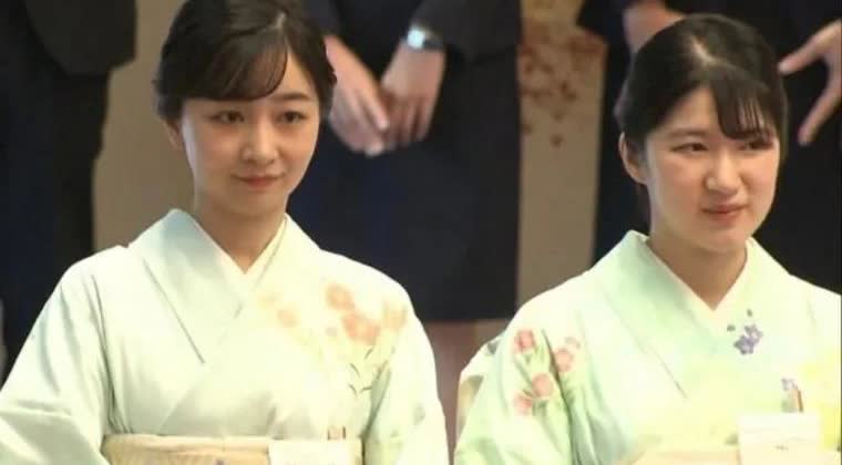 爱子公主的和服屈膝礼来了
日本皇室举办茶会，女誉们全都穿和服亮相，爱子和佳子
