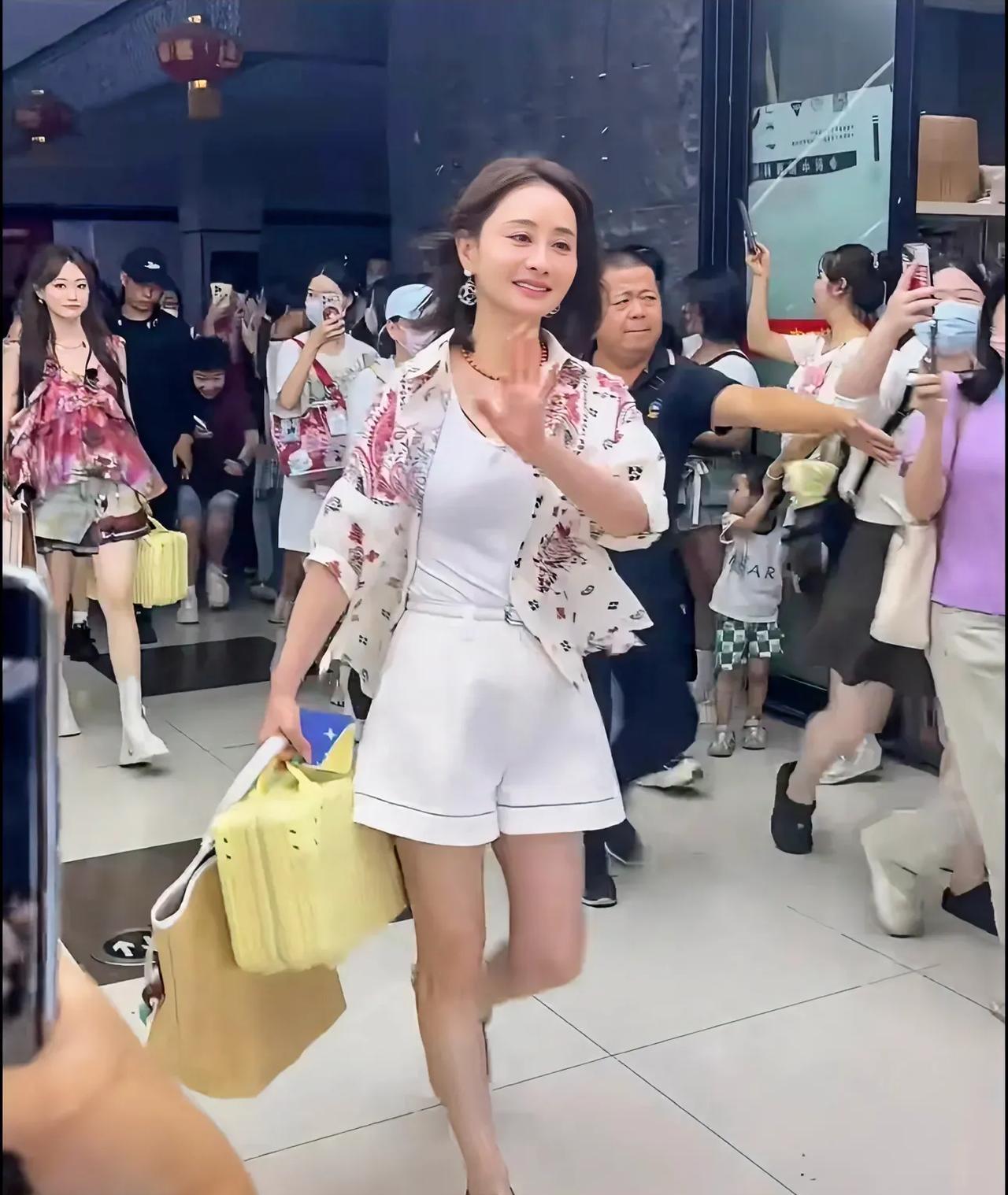 陈德容现实就长这样啊？？
本人比照片还美啊！