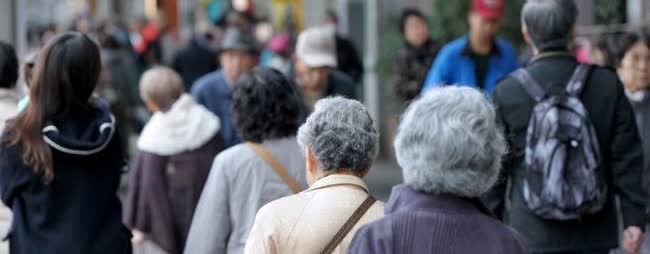 天津94岁老人爬出4楼窗外，竟只为上班，网友：“打工”精神自愧不如！近日，天津南
