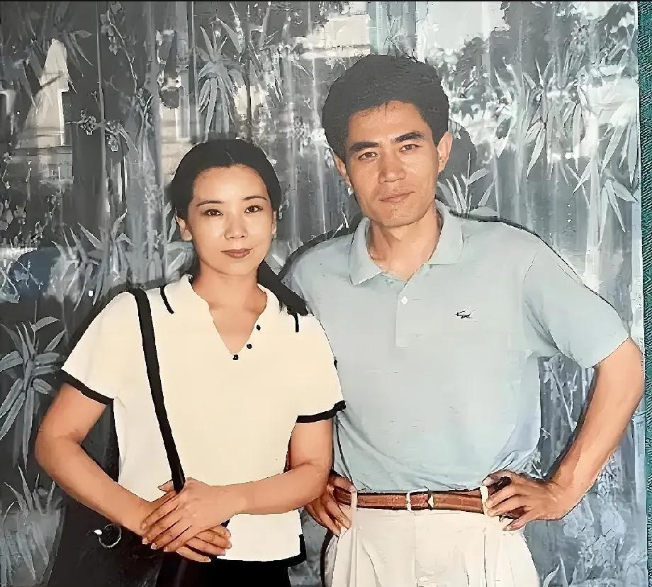 这位可是曾经演艺界男神 ，也是德高望重的表演艺术家，四十余载演艺生涯中塑造了无数