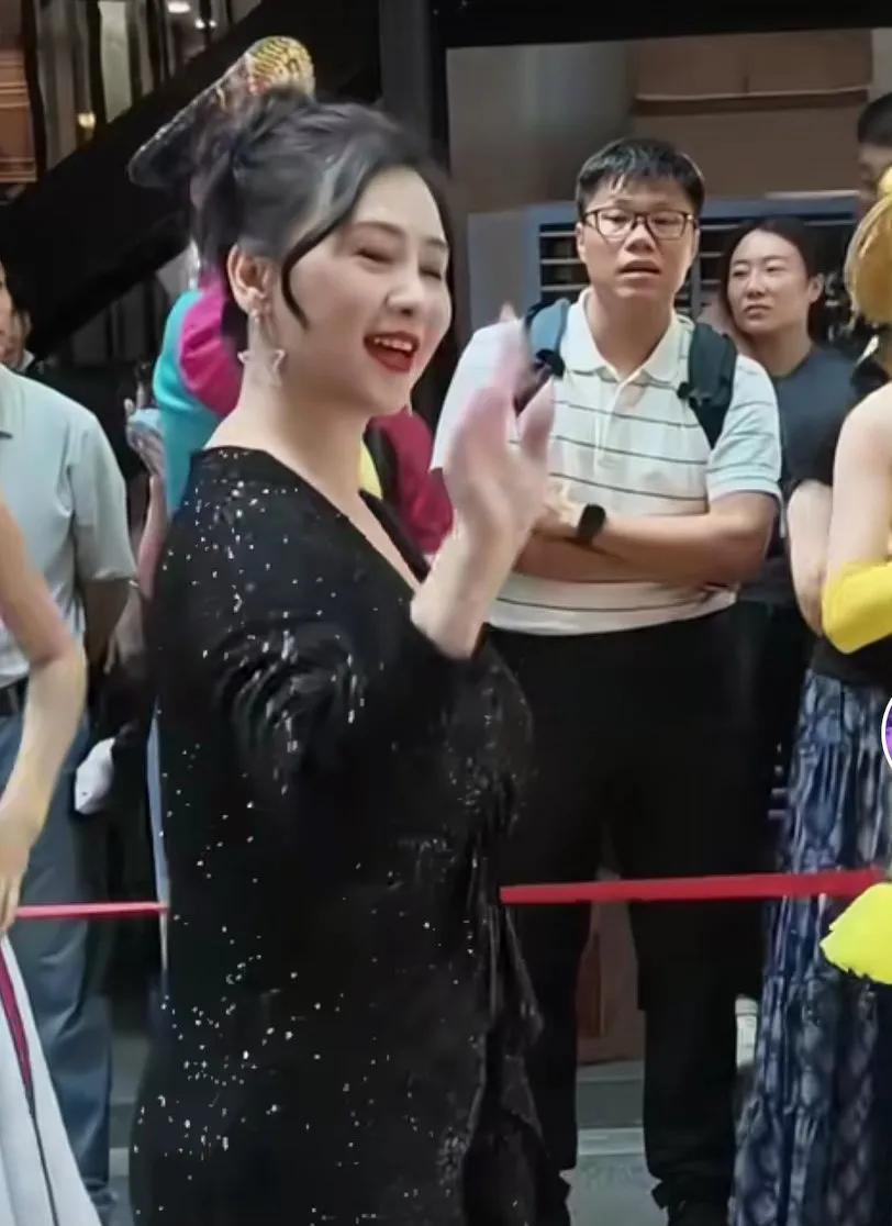 57岁的翁虹告诉你什么叫年龄只是个数字。
57岁的翁虹在广东千古情景区卖力的表演