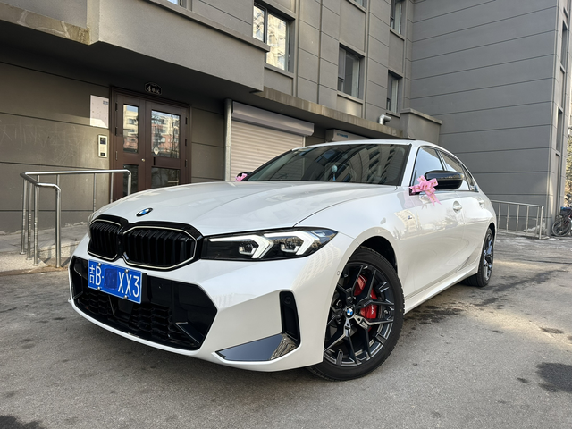 扎花拉伴娘的一天
第一次出婚车，对于爱凑热闹的我来说，挺有意思的