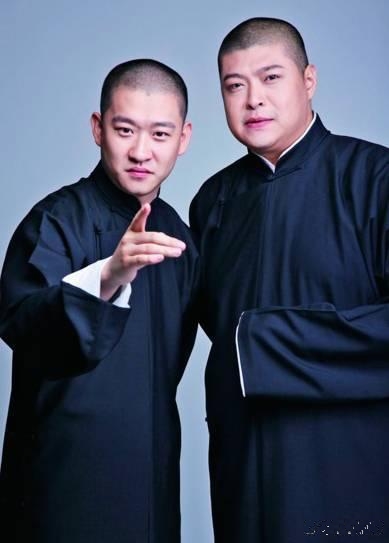 2010年，曹云金离开德云社，还拉着搭档刘云天一起走。郭德纲拉着他的手说：孩子呀