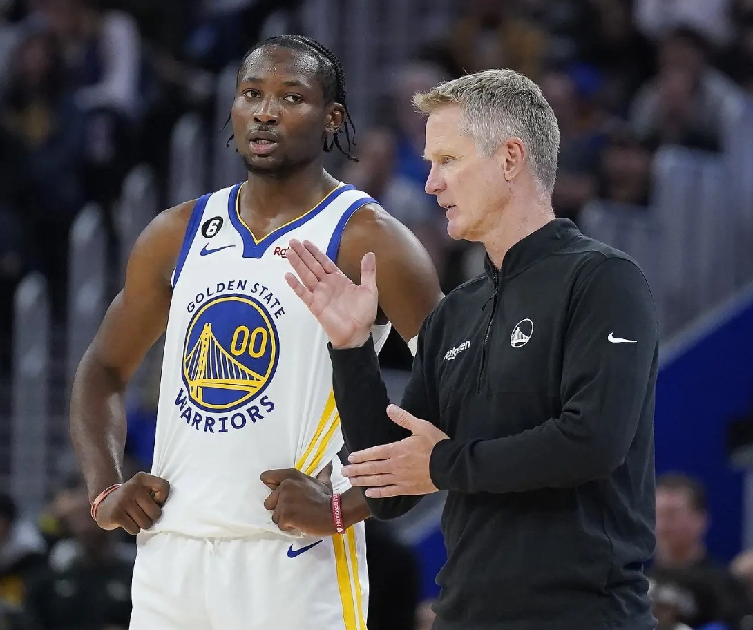 NBA季后赛次轮G2，勇士客场93-117不敌森林狼，总比分来到1-1。
赛后，