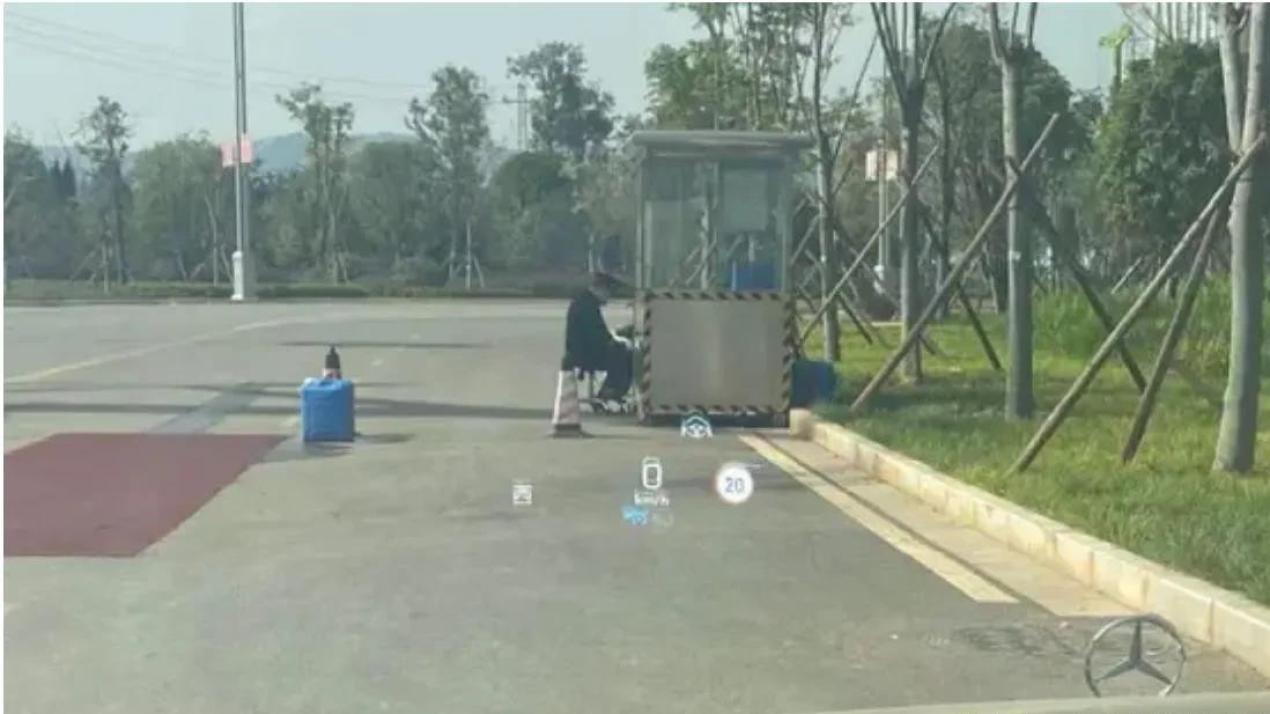 奔驰高管警醒吧！现在最该回应的是如何升级已售迈巴赫抬显和智驾