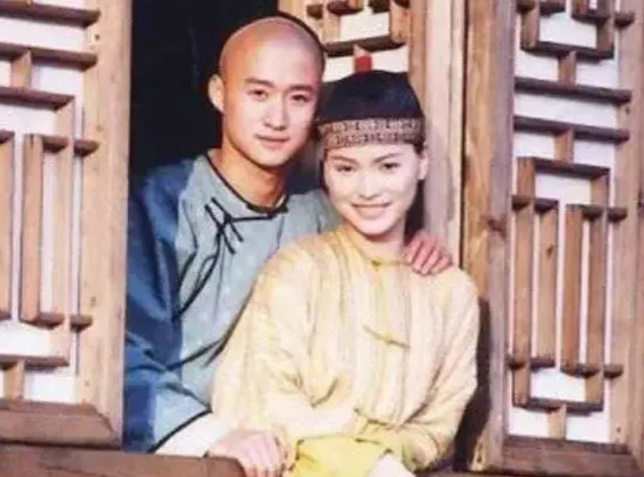 1998年，24岁的吴京爱上了27岁的樊亦敏，她提出条件：“如果你能在三年内赚到