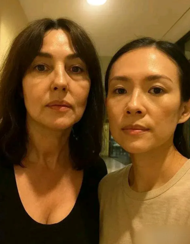 章子怡和贝鲁奇同框，两人都是素颜，你觉得谁赢了？