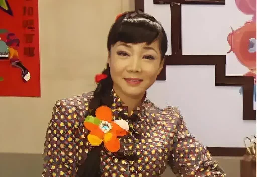 1973年5月14日，出生于吉林省长春市的盛喆，曾就职于吉林吉剧院，她是著名二人