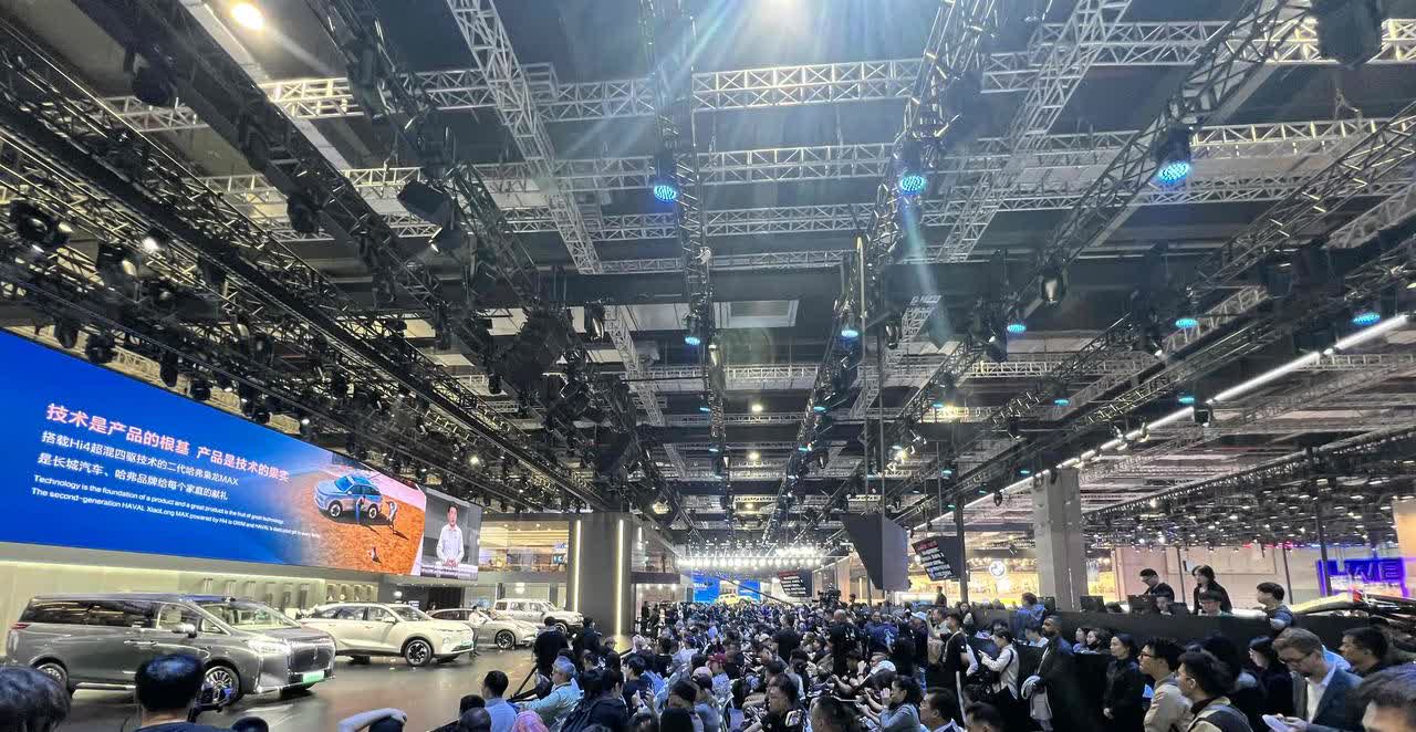 哈弗品牌在上海国际车展上携手搭载Hi4技术的二代哈弗枭龙MAX、哈弗猛龙同台亮相