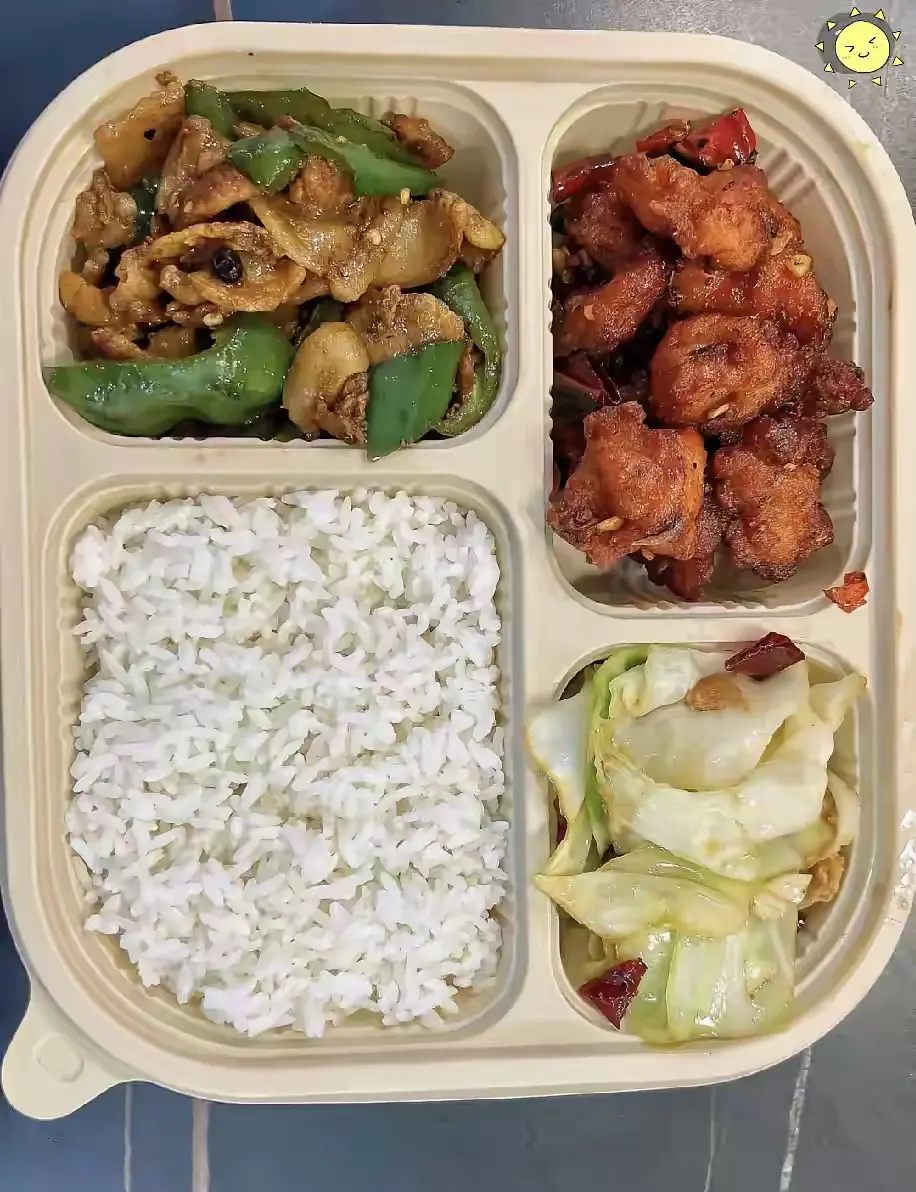 这是我女儿在学校的午餐，一份20元。
学校一口咬定是亲民良心价，可就这几道菜，真