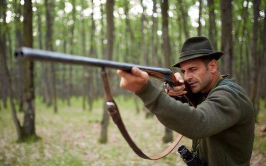 亚裔男子枪杀6名美国白人，如此重罪，却在法庭上引得法官们集体同情......