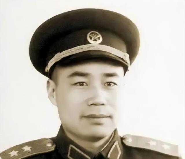 王近山去世两年后，一个白发苍苍的老妇意外来到他的墓前，站着怔愣良久后，忽然仰天长