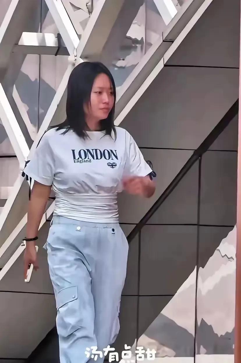 最近李雪琴也开始宣传“减肥成功”[尬笑]。为啥女谐星都去减肥了？是要用变化去吸引