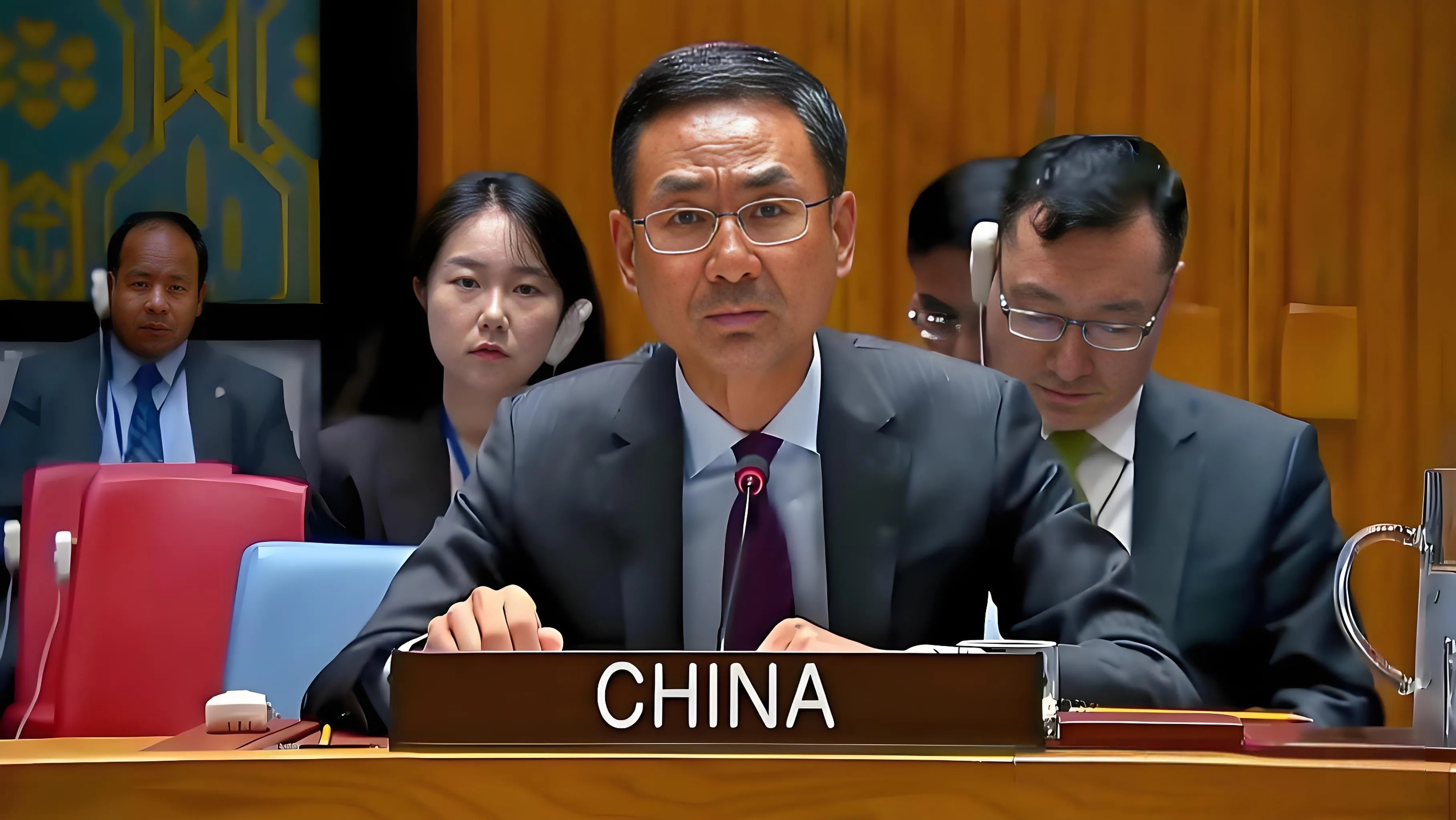 朱拉尼显然没有预料到，中国会成为第一个公开谴责以色列的国家。
根据新华社的报道，