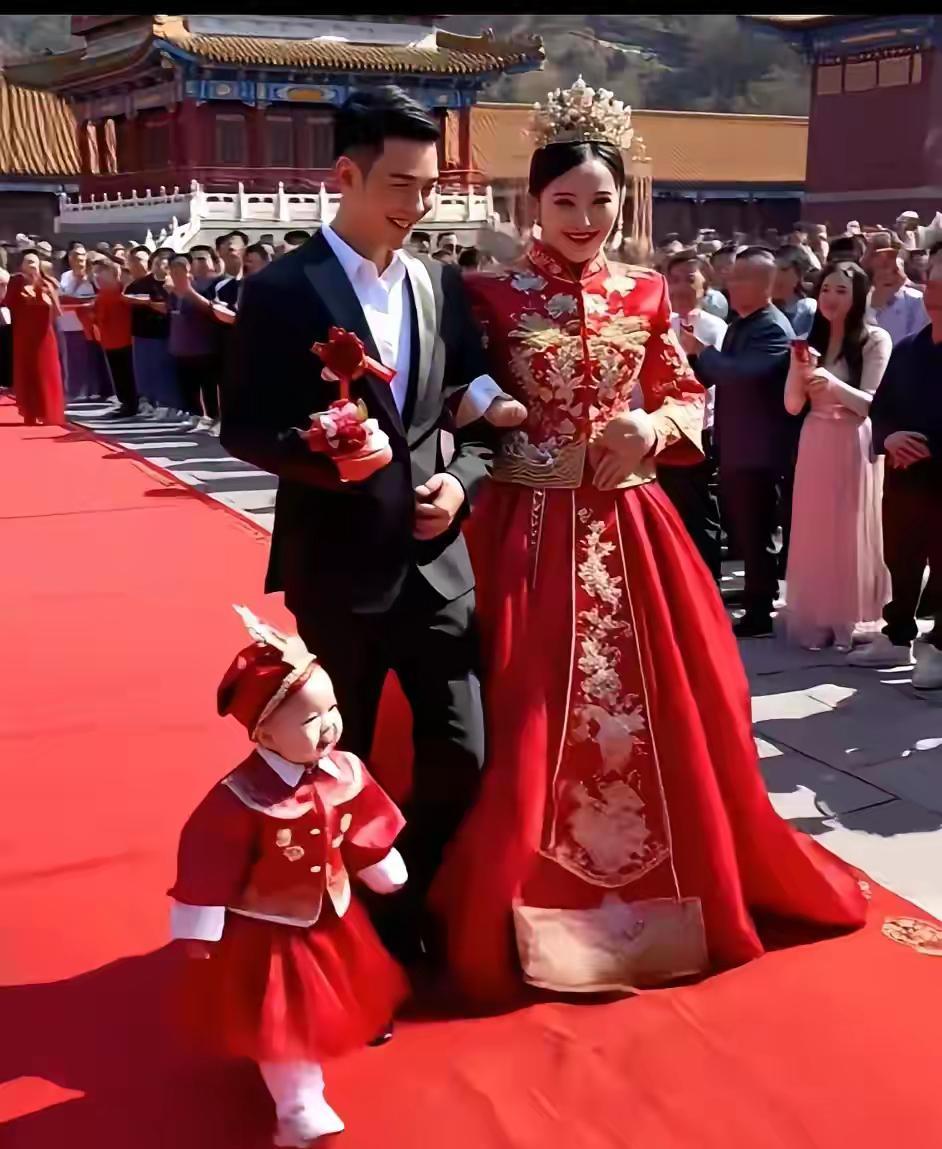 “霸气”登场？
镜头全让他给抢去了，火爆全场，看看这小样儿，神采飞扬跋扈，气宇昂