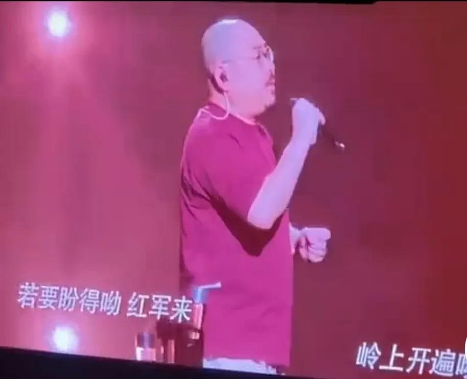 刀郎太有创意了，
穿红色衣服唱红歌。
刀郎南昌演唱会，
首次穿鲜艳的衣服，
是为