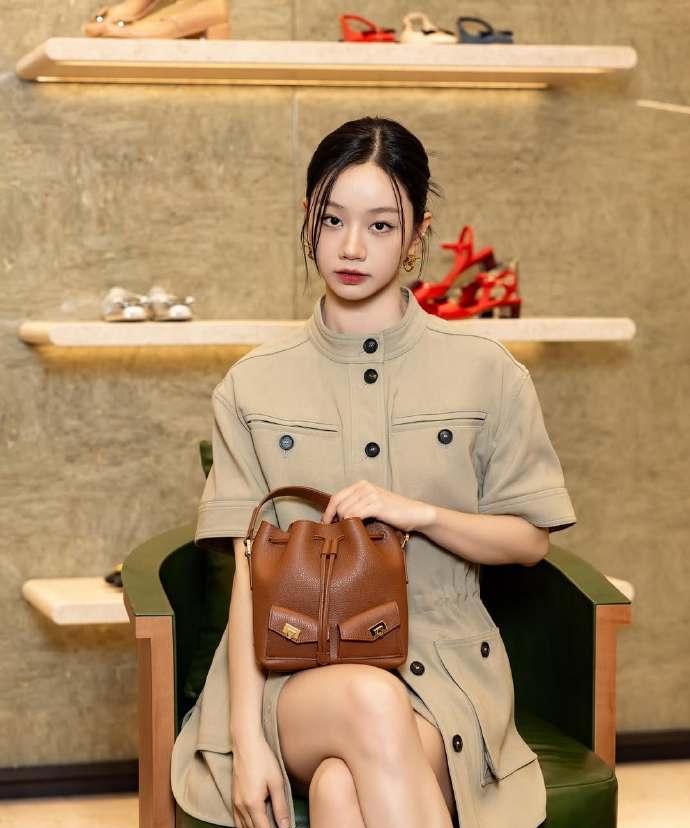 李惠利250708 hyeri ins更新：
Ferragamo韩国现代百货首尔