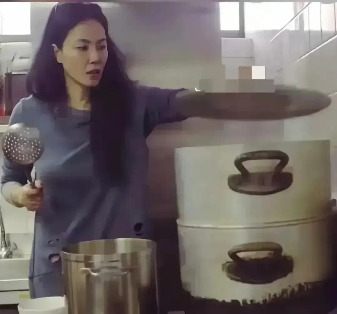 王菲亲手做饭破李亚鹏谣言











天后王菲竟然做饭了！你敢信？李亚