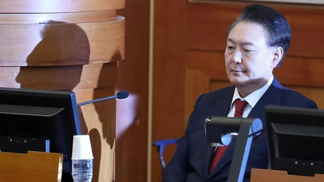 给美国当狗的下场！尹锡悦面临死刑危机，李在明上台会怎样？