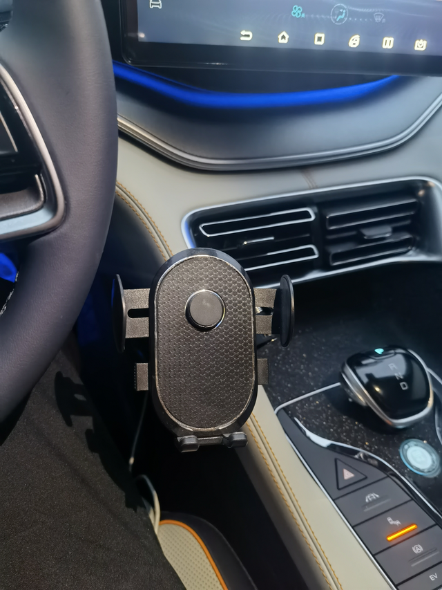 宋DMI最好的手机支架
一直在网上各种寻找我蓝宋的手机支架，但一直没有找到合适的