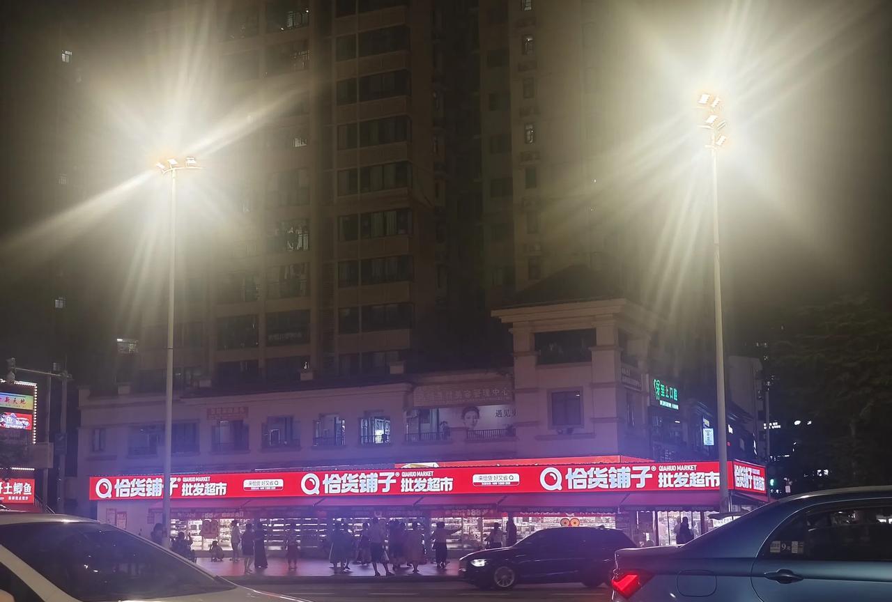 如今的零食店是越开越大，越开越多。在南宁的新阳路上就有一家恰铺子，特别引人注目。