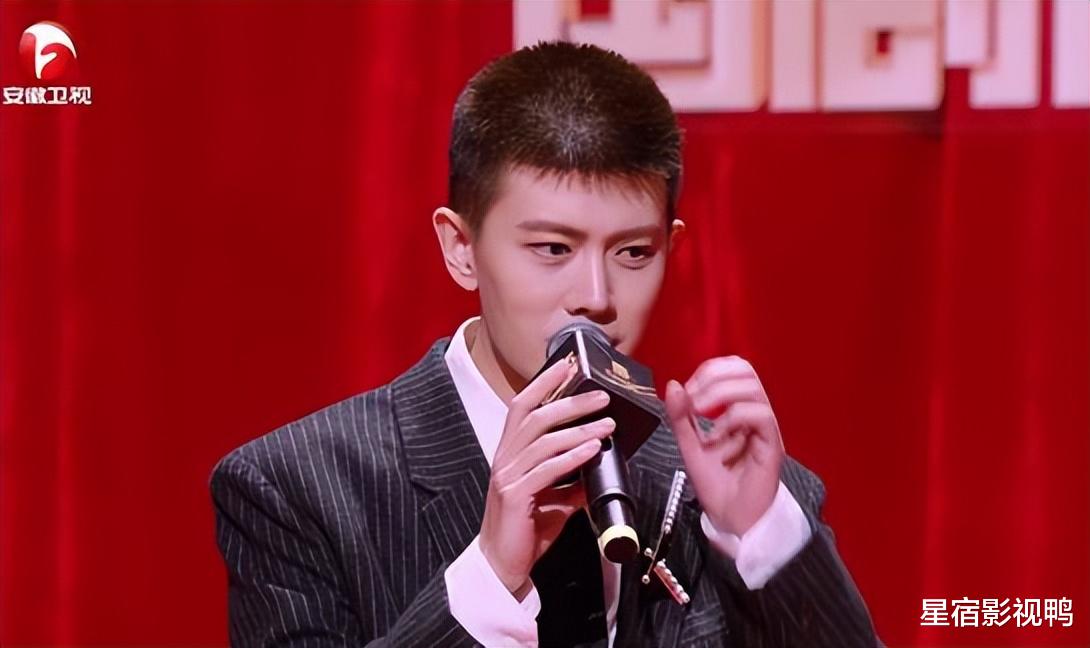 国剧盛典红毯成明星们“见光死”现场，没了美颜和修图，遍地普男