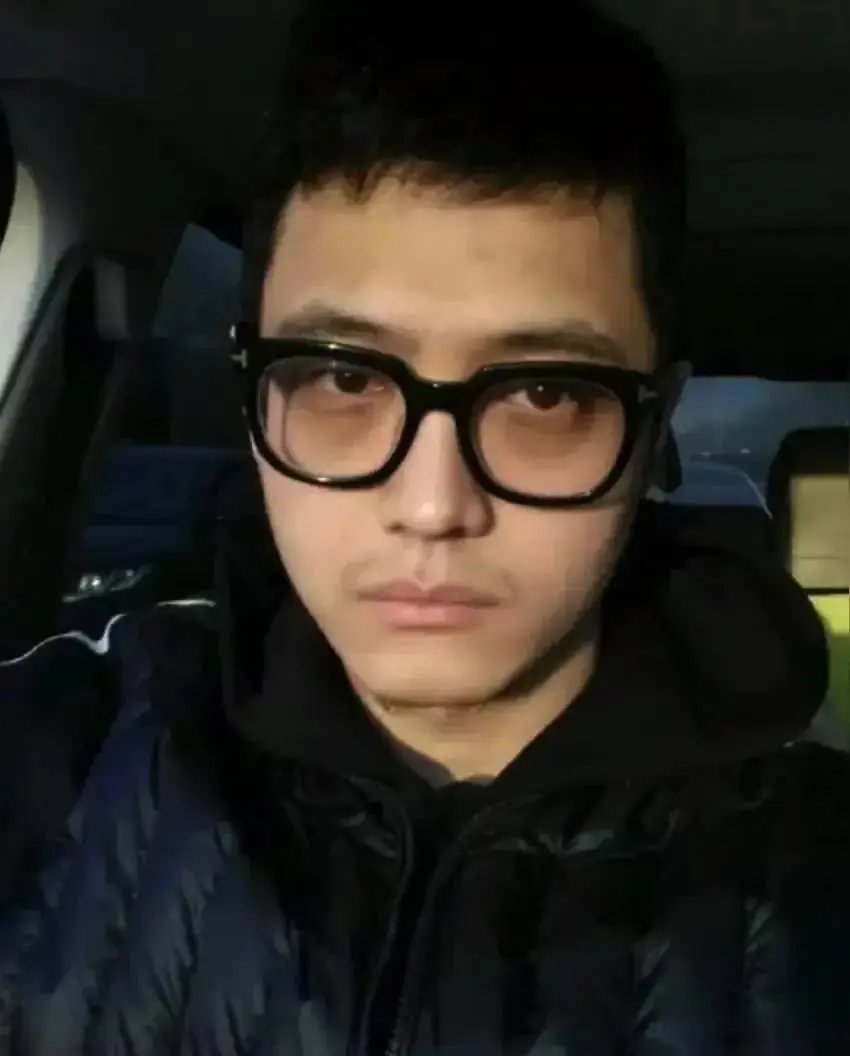 这个姑娘，不是宋喆翘出来的，鬼都不信。你看那额头，那神态，还有眼睛部位，虽然隔着