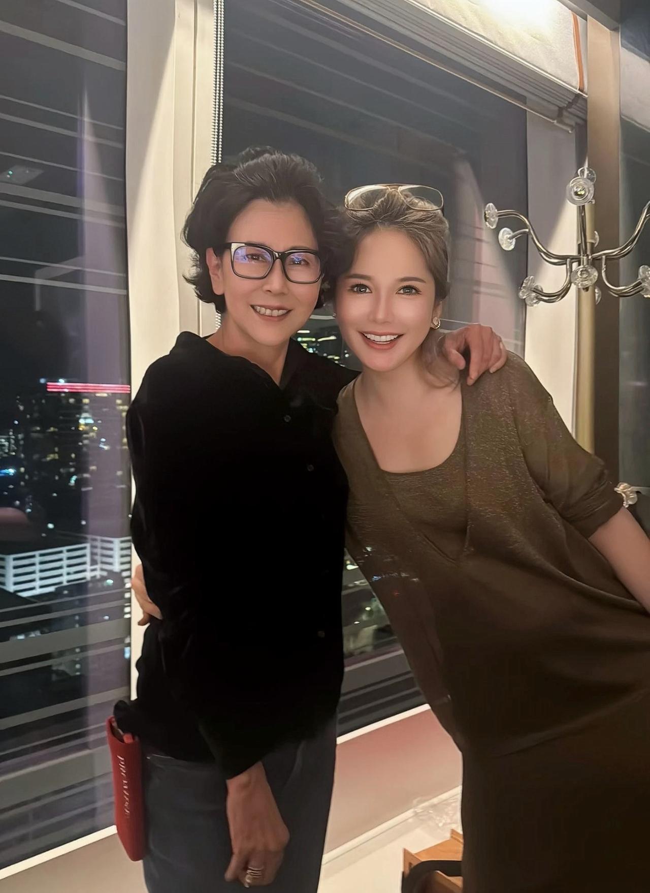 9月19日，有位美女晒出与周凯旋女士的合影，两人相聚在一起共进晚餐，这人脉真的太