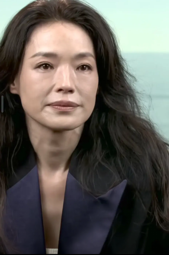 素颜的舒淇这状态还是杠杠的。
没有科技的脸，小细纹也好看，感觉没生孩子真的很抗老