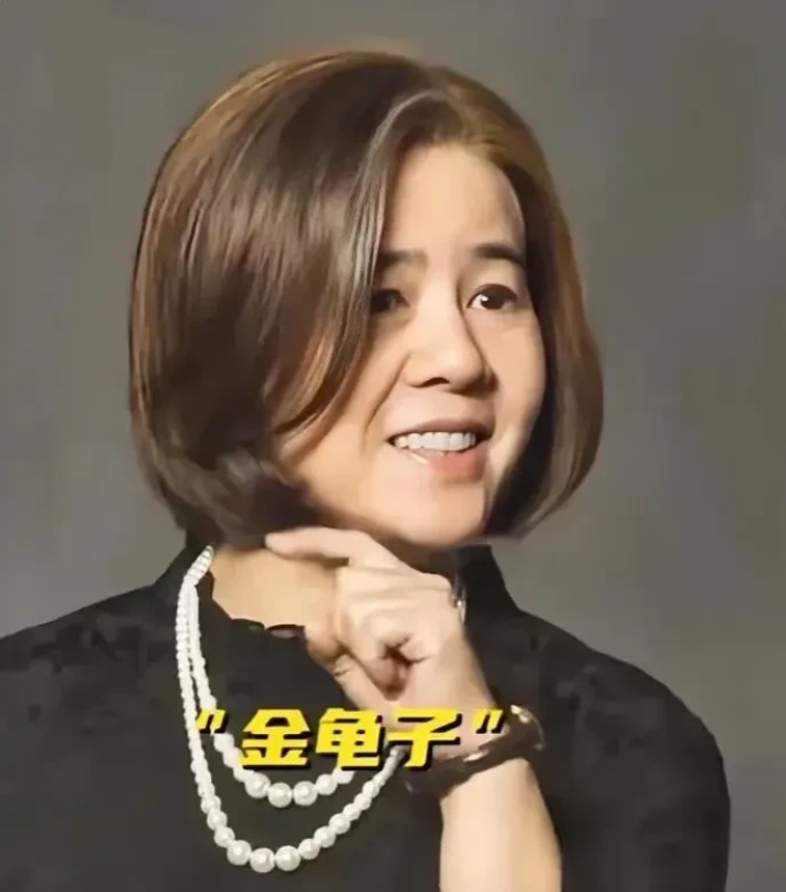 终于不用再看之前那个几十年不变的蘑菇发型了，女人就该这样，照片中的她一手捋着头发
