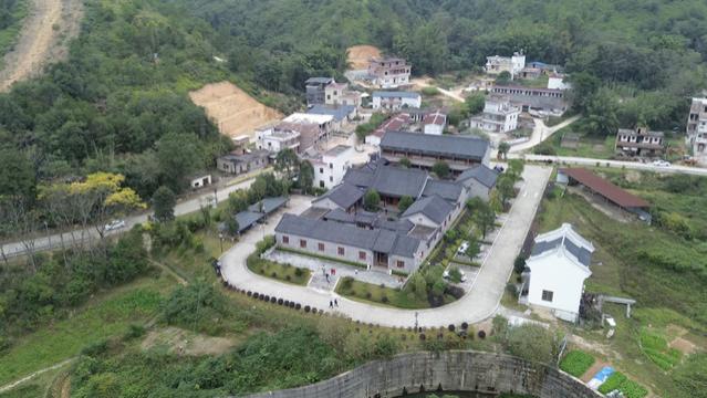 广东深山惊现5000万“皇家级”四合院！青砖彩绘全手工，主人成谜