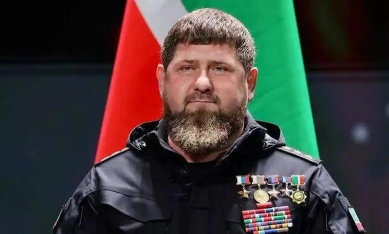 车臣强人要倒了？现在的车臣领导人卡德罗夫，手握车臣内务部直属的8000精锐卫队，