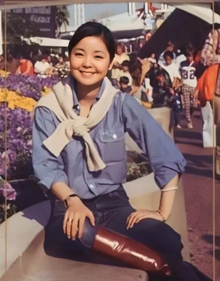 一代歌后邓丽君1979年留学美国洛杉矶时的珍贵留影，难得一见，那个年代就这么时尚