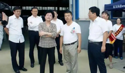 站在领导身后，这种姿势是不是不专业?