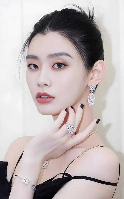 奚梦瑶坐月子玩手机或致近视加深
奚梦瑶坐月子期间若长时间玩手机，可能增加近视度数