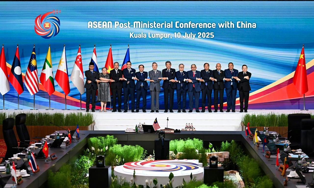 中国和东盟谈妥了
当地时间7月10日，中国～东盟外长会在马来西亚吉隆坡顺利举行，