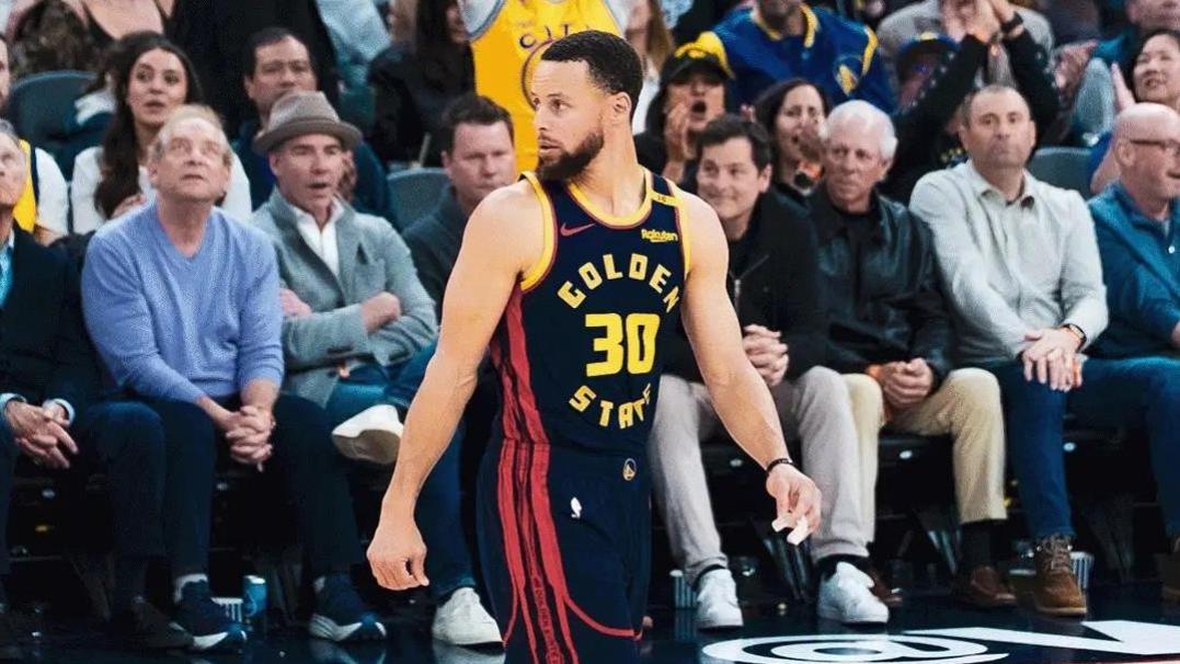 库里重伤离场！勇士险胜猛龙，格林21+7梦回巅峰，巴特勒轰三双