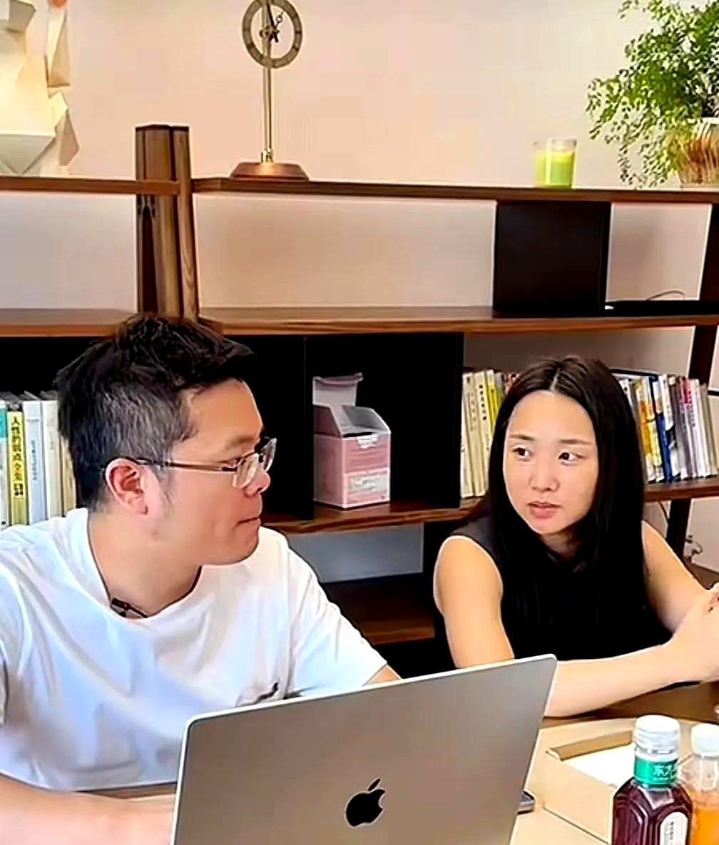 小凤高端生活的开始，就是一大早就买进了四万的书桌和书架，是高端胡桃木的。
朋友刷