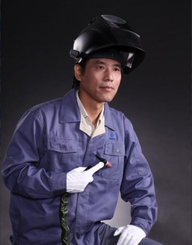 火箭发动机上出现了200多处裂纹，许多专家果断地说这个焊接不合格。然而，这时一位