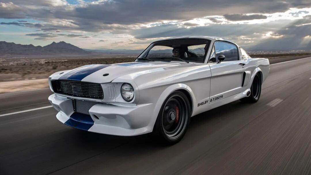 这辆经典改装版谢尔比野马搭载了福特最大的V8发动机之一
