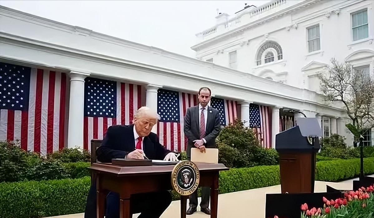 中国为什么不与美方谈关税互免？因为“被蛇咬过两次”。2018年，中美初步达成贸易