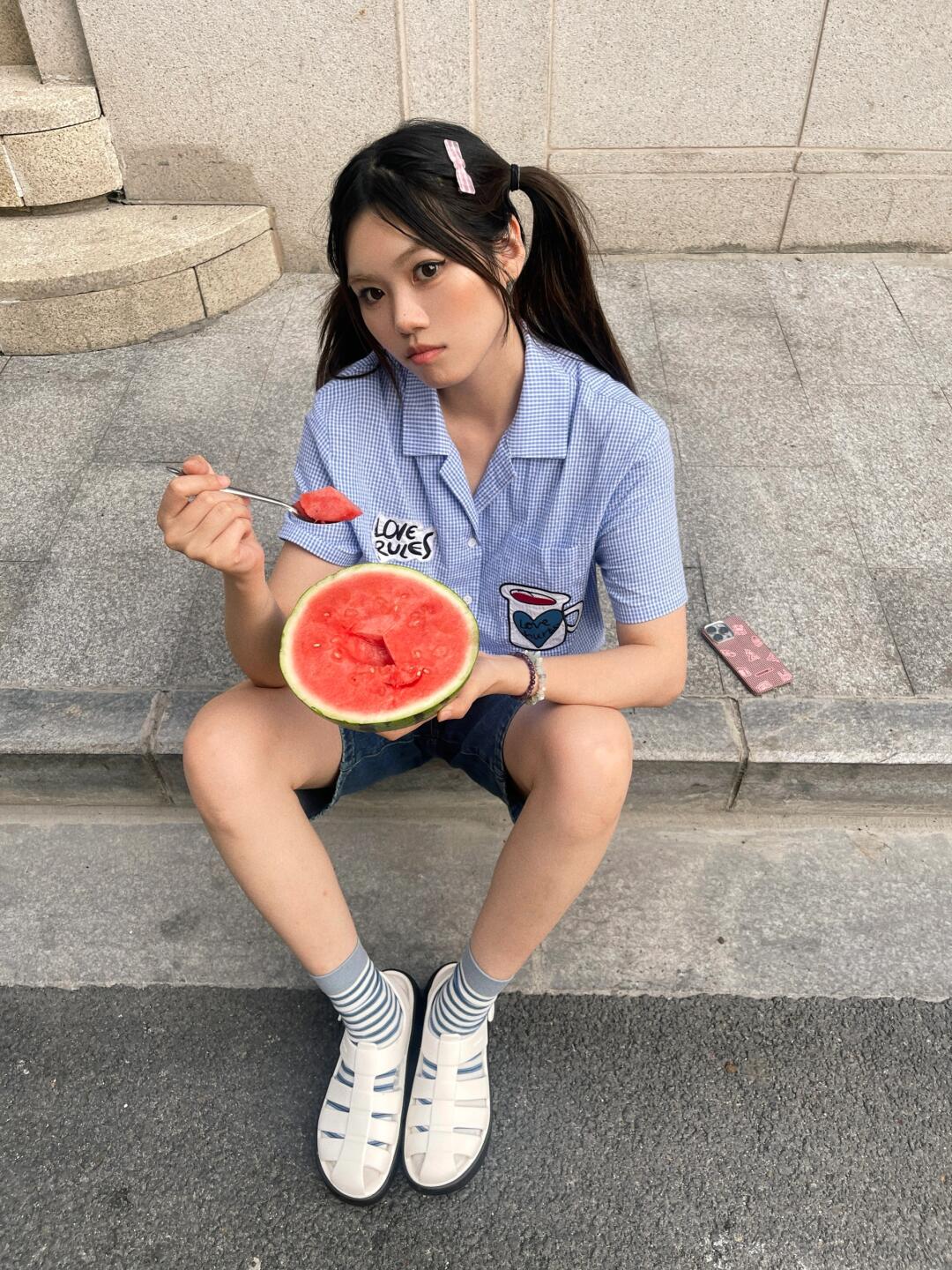 像西瓜一样甜ᡣ • . • 𐭩下午和朋友在外滩散步 坐在无人的街边吃西瓜好开心