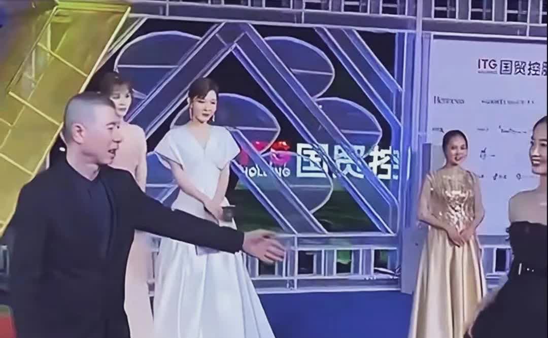 杨采钰最尴尬的一次颁奖典礼，冯小刚伸手要与她合影，被忽然冲过来的徐帆撞开了！徐帆