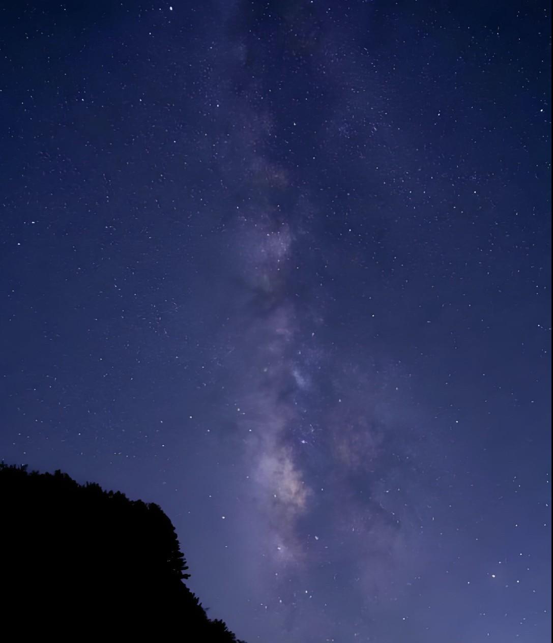 小时候夏天的晚上，我和村里的小伙伴们最喜欢的就是睡在村西的一片空地上，那片空地挨