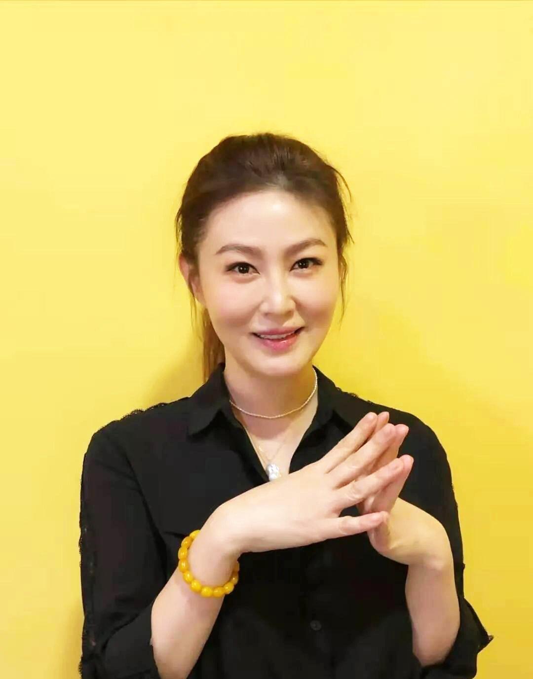 她是九十年代最红的女演员。
她是九十年代最红的女演员。她走红，不是因为演技有多好