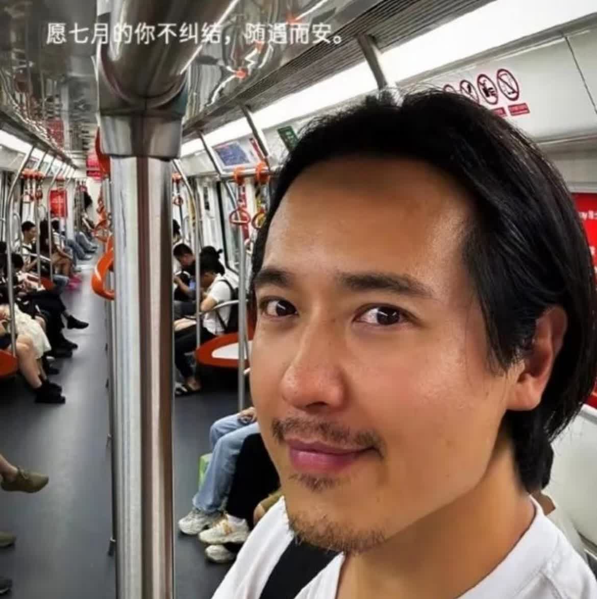 这是高云翔当初被拍到带着二婚的小女儿和妻子一起逛街的照片
      哈？这个